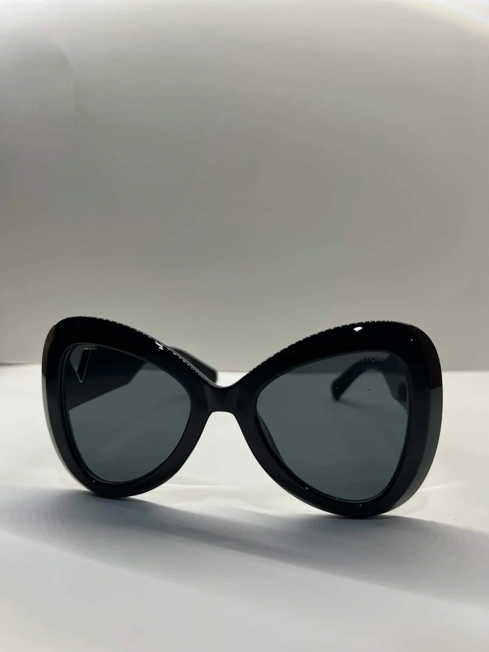 Louis Vuitton Bow Shaped Women’s Sunglasses - Picture 4 of 4